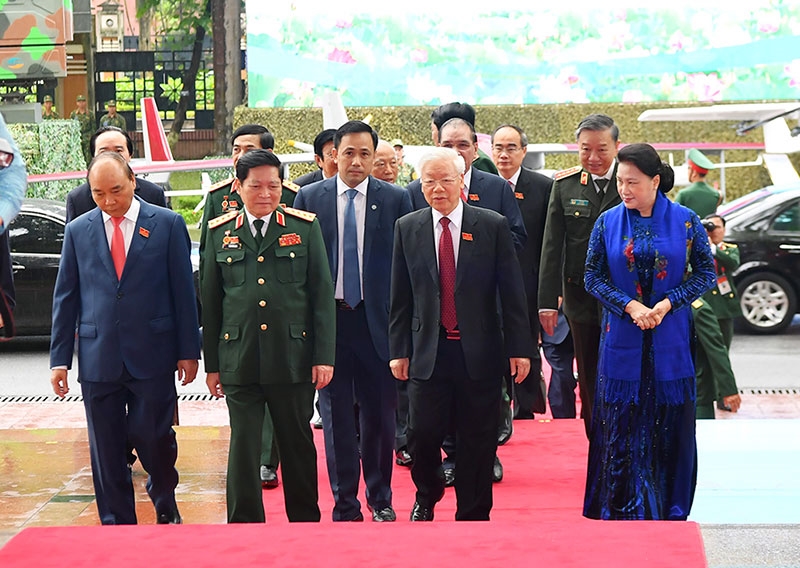 Tổng Bí thư, Chủ tịch nước Nguyễn Phú Trọng; Thủ tướng Chính phủ Nguyễn Xuân Phúc; Chủ tịch Quốc hội Nguyễn Thị Kim Ngân; Đại tướng Ngô Xuân Lịch cùng các đại biểu vào khu vực tham quan.